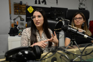 Paola Medina Prieto y Renata Beca, conductoras del podcast Puestas Pal Problema