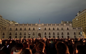 Mujeres dicen ¡nunca más! frente al Palacio La Moneda, en Chile