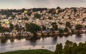 Zonas empobrecidas a lo largo del río Ozama en Santo Domingo, capital de República Dominicana.