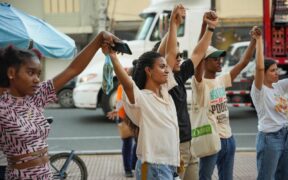 Mujeres dominicanas se agarran de manos en la Jornada en el Día Internacional para la Eliminación de la Violencia contra la Mujer, en el 25 de noviembre de 2023.