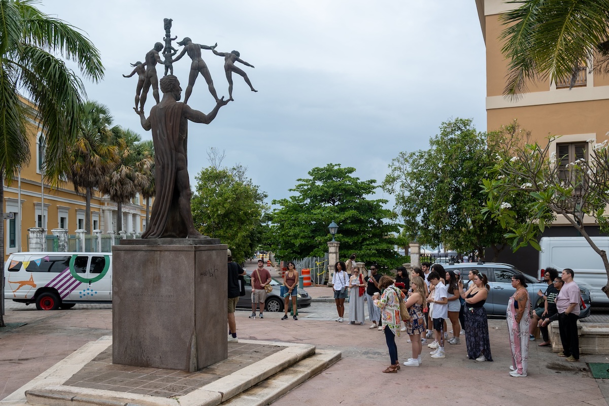 Parada en monumento a Eugenio María de Hostos