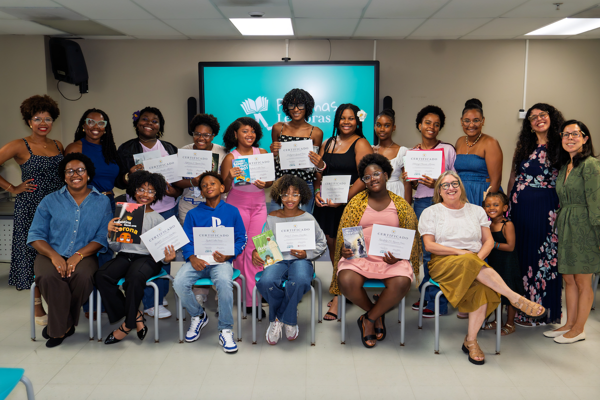 Los jóvenes participantes del Club de lectura Personas Lectoras junto al equipo de mediadores de lectura de Tiempo de Contar, representantes de PAYE y Seattle University.