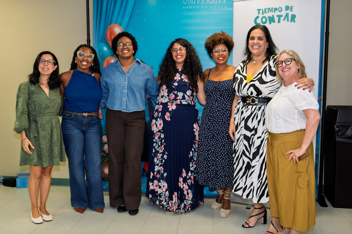 De izquierda a derecha: Liza Macia, mediadora de lectura de Tiempo de Contar, Tanisha Gaspar- Clemente directora ejecutiva de PAYE, Raymerlin Mercedes y Kaysha Robles Club mediadoras de lectura de Tiempo de Contar, Lusiann Iturbe-Ortiz, directora ejecutiva de Tiempo de Contar junto a la Ing. Gladys Nieves, presidenta de EDP University y la Dra. Carmen Medina de Seattle University.