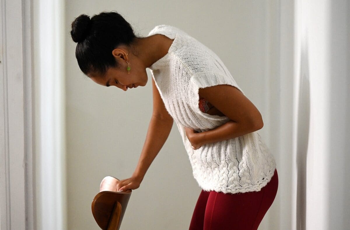 Foto de mujer con dolor de endometriosis